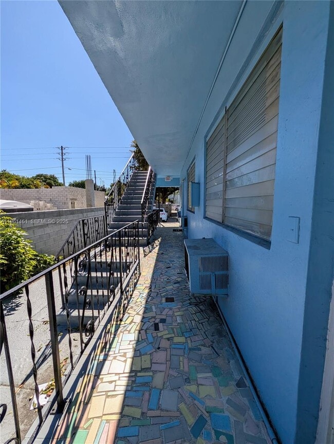 Building Photo - 1565 SW 6th St