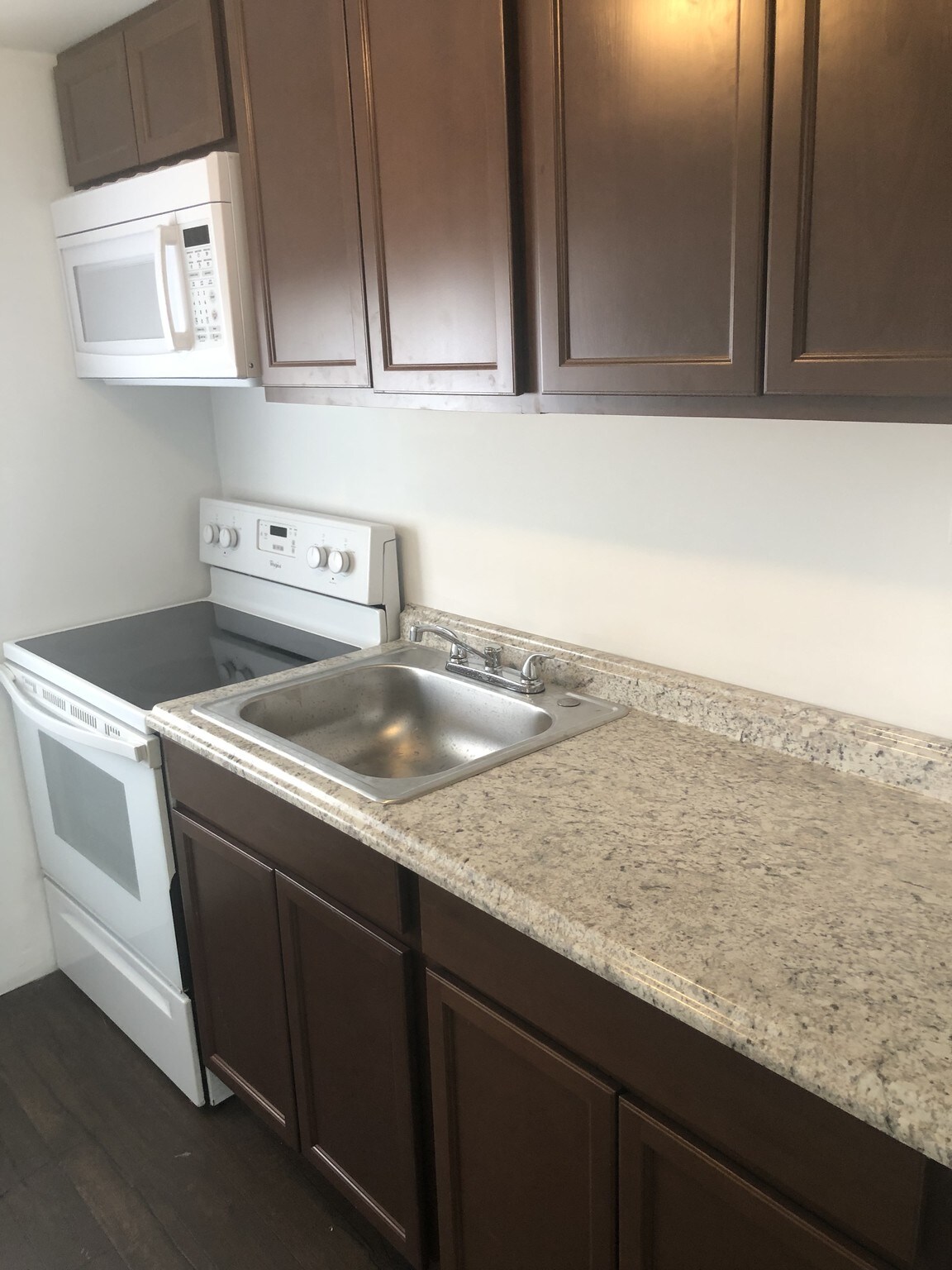 Kitchen w/electric range - 4902 Kershaw St