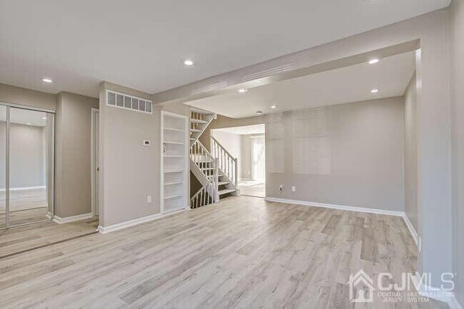 Building Photo - 216 E 7th St