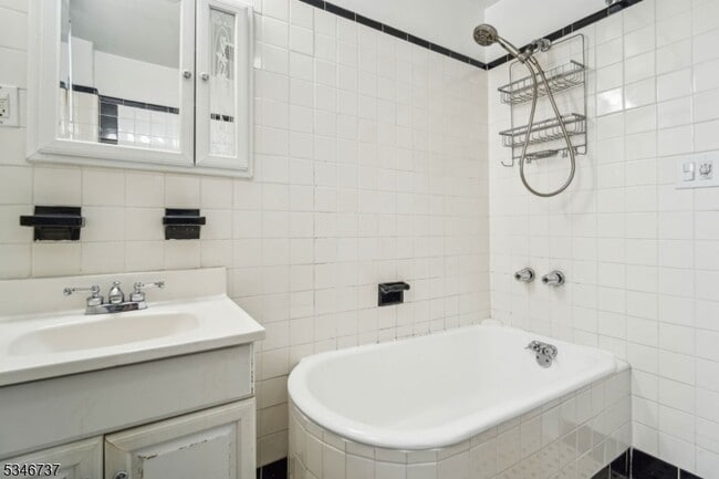 Building Photo - 44 Elm St