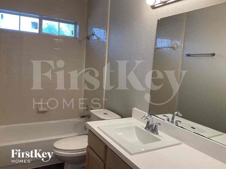 Building Photo - 671 Honeysuckle Ln