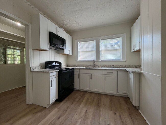 Building Photo - 918 Darlington Way SW