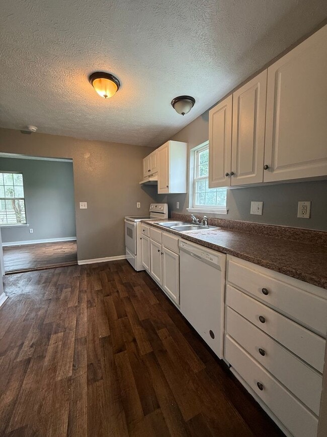 Building Photo - Rent this GREAT 2 BEDROOM home with, FULLY FENCED front and back yard.