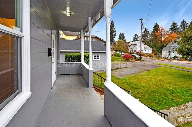 Building Photo - Charming Home in the Heart of Oregon City