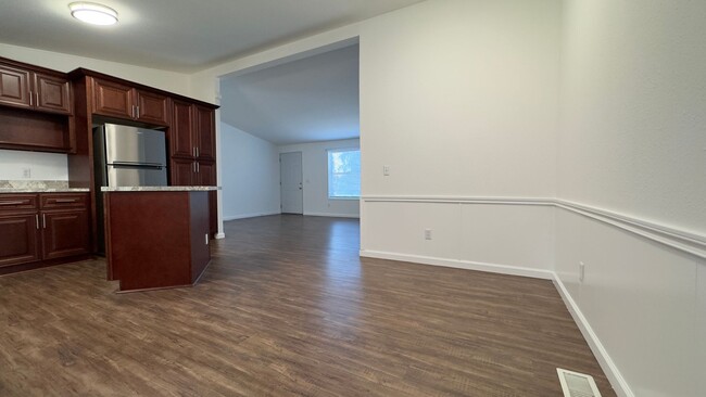 Building Photo - Lakeview 3 Bedroom Home with A/C , LVP Flo...