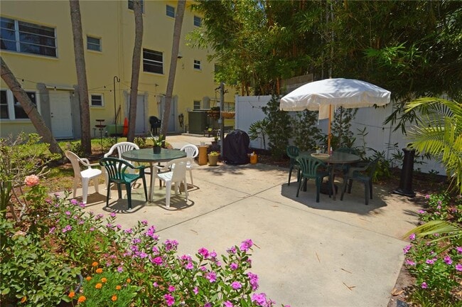 Building Photo - 4700 Cove Cir