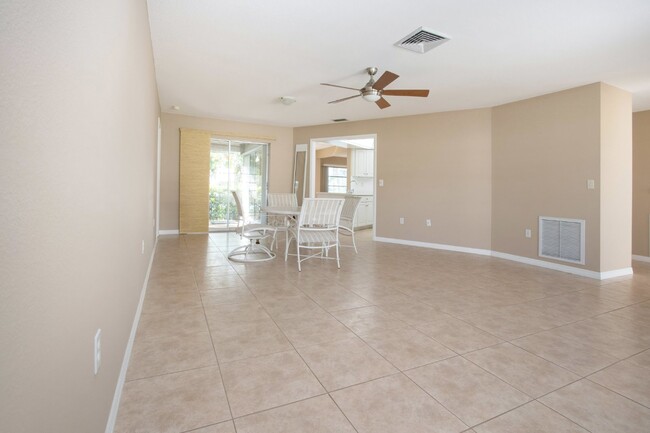 Building Photo - "Charming Sarasota Retreat: Spacious 3-Bed...