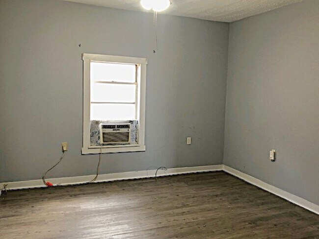 Building Photo - 2483 3rd Ave