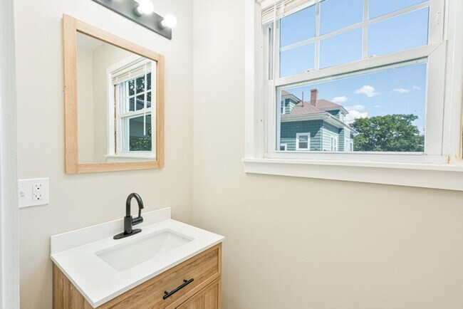 Building Photo - 4 Bed Gorgeous Unit Near PC / Elmhurst (Available 6/1/2026)