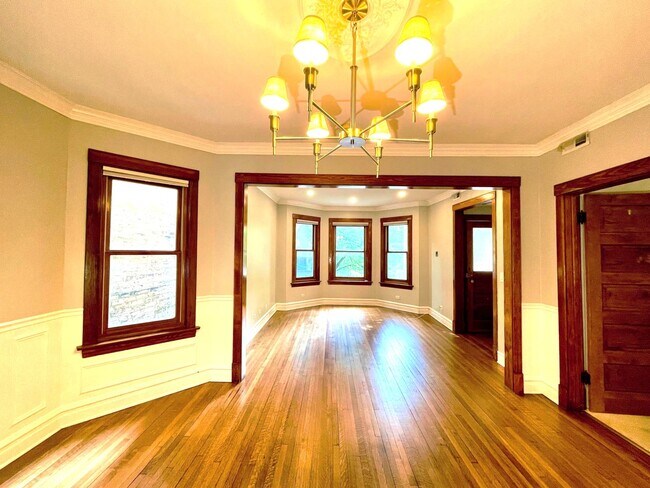 Building Photo - 4327 N Damen Ave