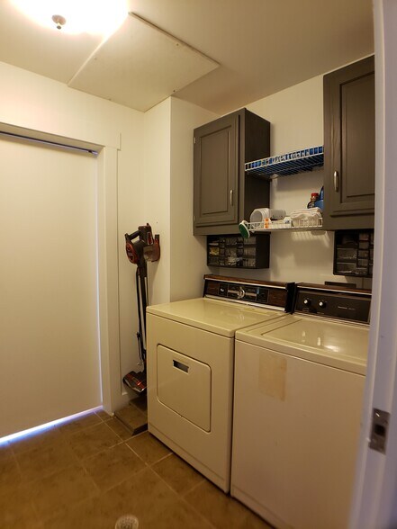 Building Photo - 915 Haywood Rd