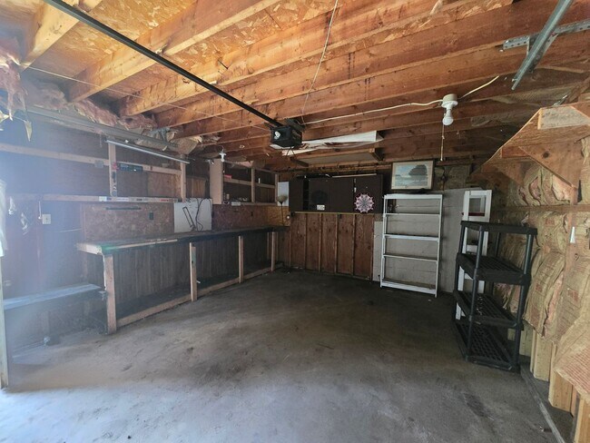 Building Photo - YOU CAN STOP YOUR SEARCH! Jeffersontown / Jtown Rental with 3 Bedrooms, 1 Full Baths, Ranch, 1 Ca...