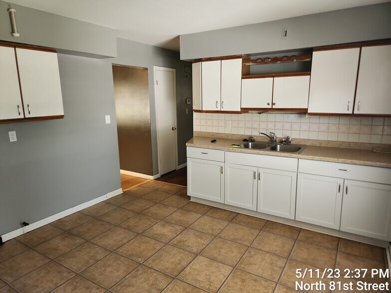 Building Photo - 5860 N 81st St