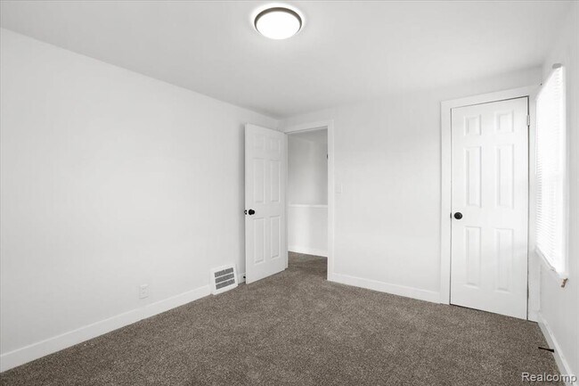 Building Photo - 15829 Minock St
