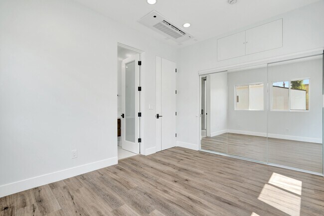 Building Photo - Elegant 2BR / 2BA in Prime North Hollywood