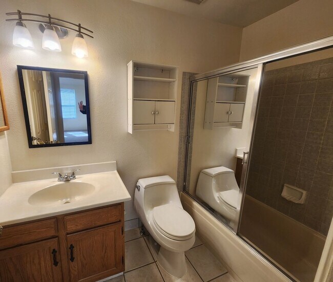 Building Photo - Bright 2 Bed, 2 Bath Condo for Rent in Arv...