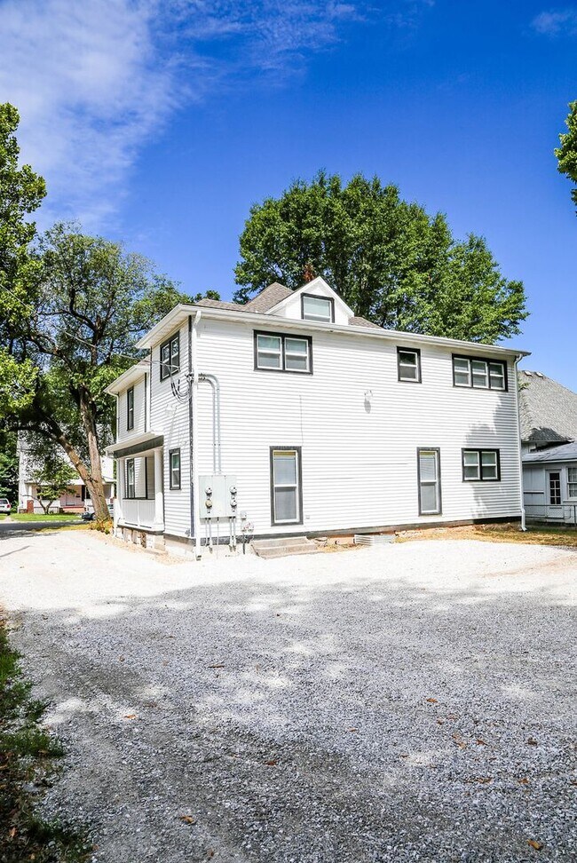 Building Photo - 512 S Main Ave