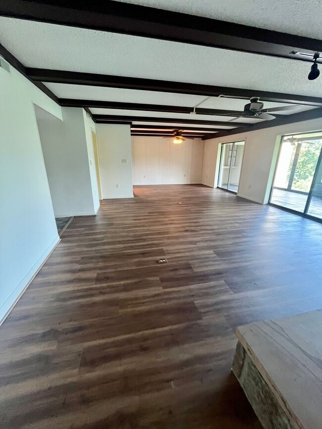 Building Photo - Well-Located One-Level Condo -- Just Minut...