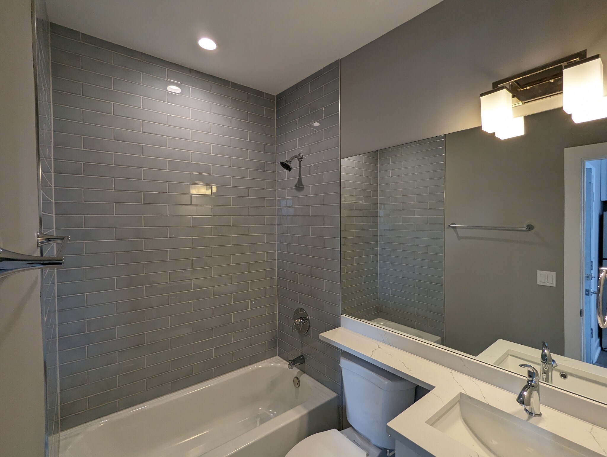 Building Photo - 3935 N Janssen Ave