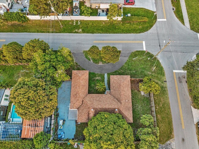 Building Photo - 700 SW 5th Ct