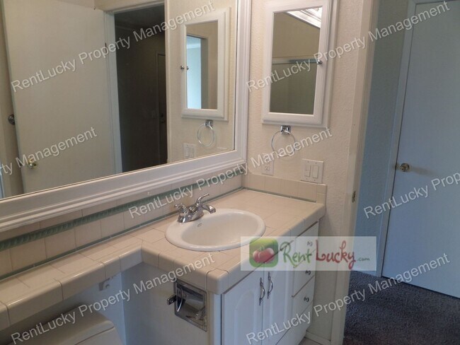 Building Photo - AMAZING PRICE! Wonderful 2-Bedroom Top Floor Condo in Renton - Great Location!