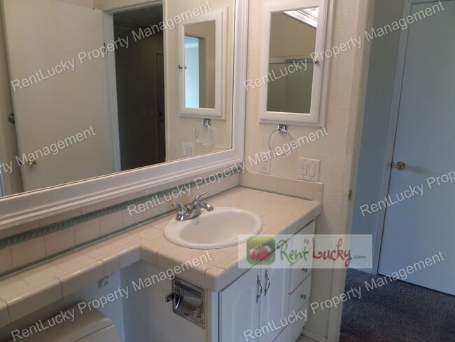 Building Photo - Wonderful 2-Bedroom Top Floor Condo in Renton - Great Location!