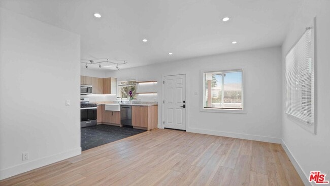 Building Photo - 3119 Arizona Ave