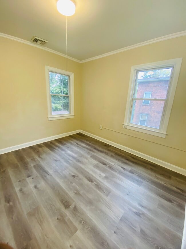 Building Photo - 7 Maple St