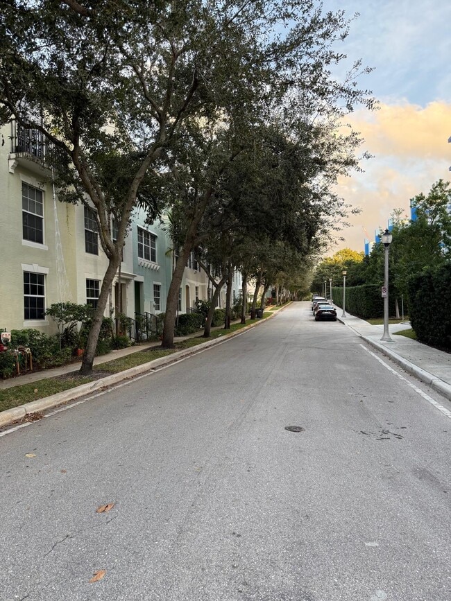 Building Photo - 603 N St