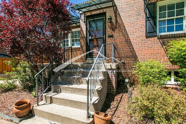 Building Photo - Beautiful Home With Central A/C and Enclosed Backyard