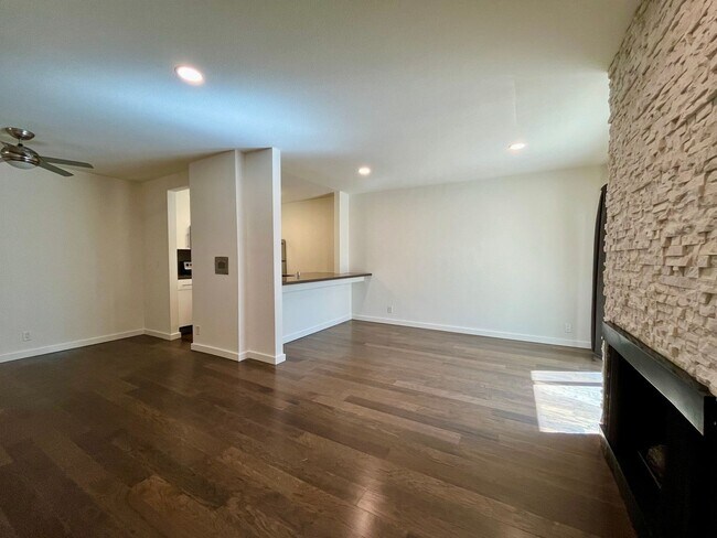 Building Photo - Enjoy one of the most walkable neighborhoods in LA