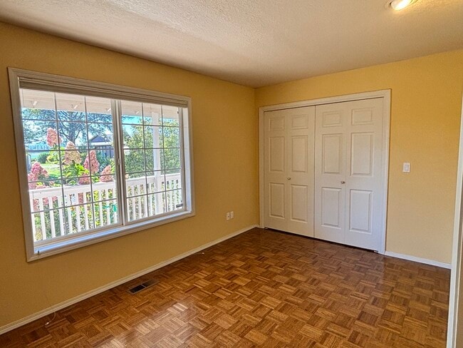 Building Photo - 1150 SE Polk Cir