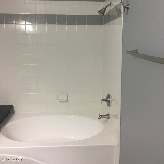 Building Photo - 950 Seven Hills Dr