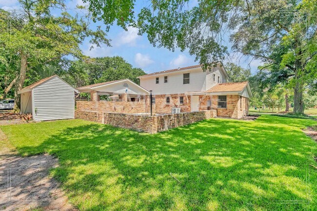 Building Photo - Newly Renovated 3 Bed / 2.5 Bath with Doub...