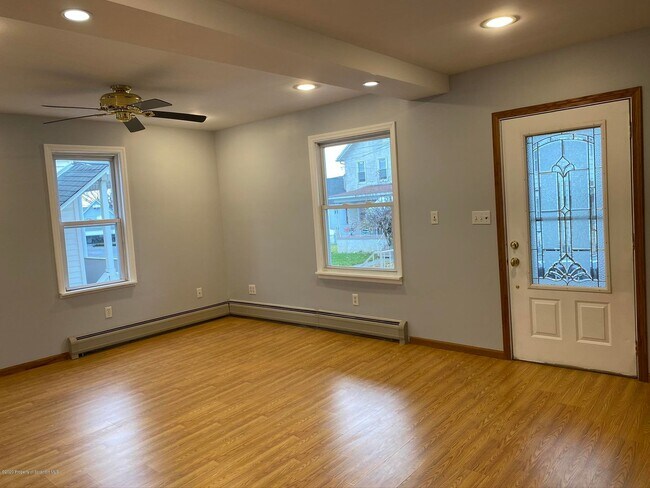 Building Photo - 116 E Elm St