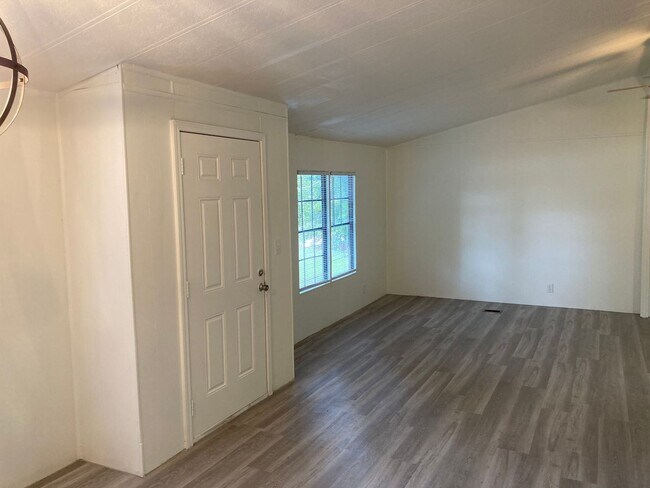 Building Photo - 3 bdrm / 2 bath