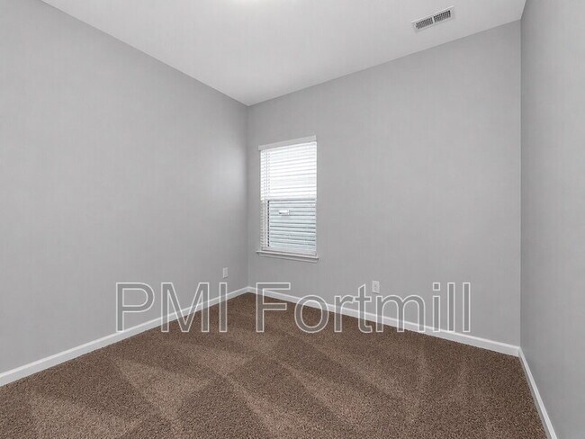 Building Photo - 1015 Albany Park Dr