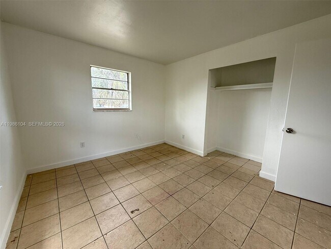 Building Photo - 1703 Palm Dr