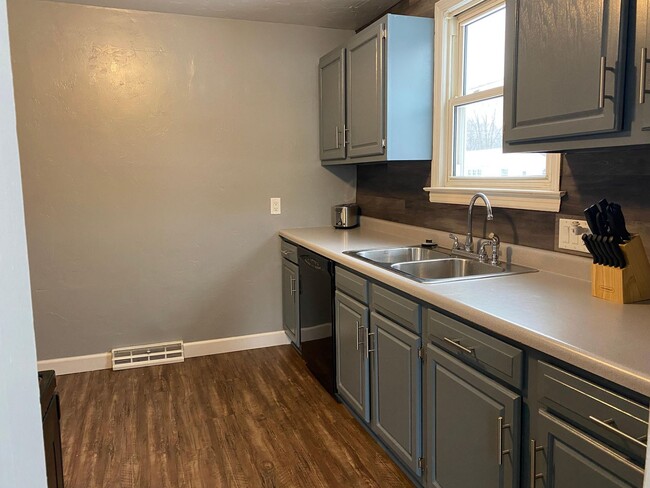 Building Photo - FURNISHED RENTAL: Don Hutson on 14th Ave -...