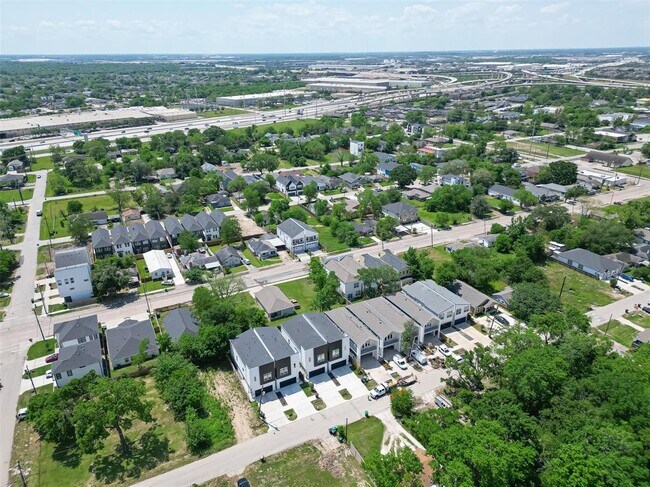 Building Photo - 3726 Noah St
