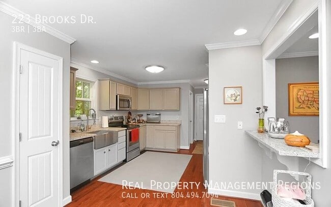 Building Photo - 223 Brooks Dr