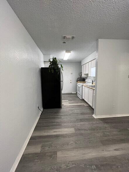 Building Photo - 304 E Oakdale St