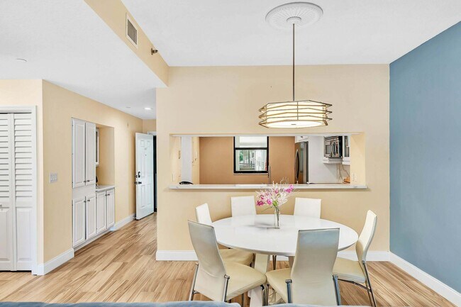 Building Photo - 827 Oak Harbour Dr