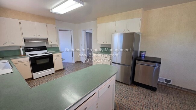 Building Photo - Spacious West Side Petaluma Home for Rent