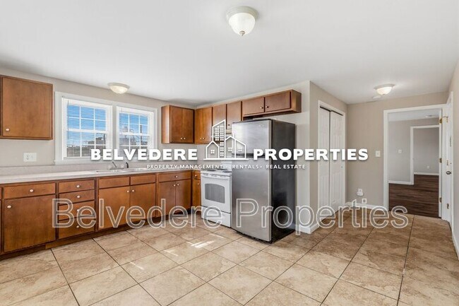 Building Photo - 611 W Green Dr