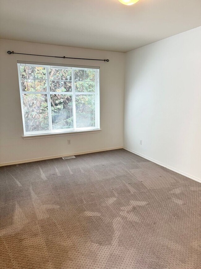 Building Photo - Great Crown Hill Townhouse Near Carkeek Pa...