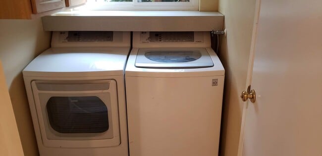 Building Photo - 3 Bed 2 Bath Townhouse in Lakeside