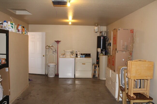Building Photo - 3 Bed 1 Bath Home w/ 1 Car Garage and Larg...
