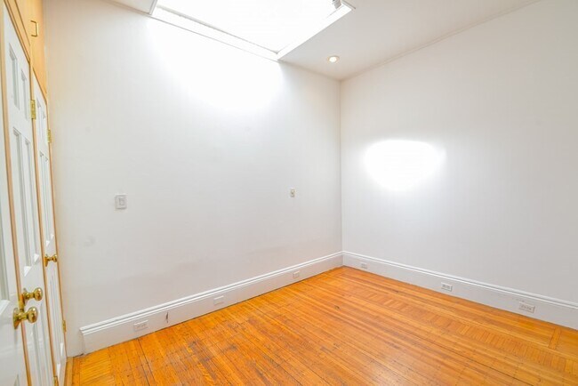 Building Photo - 31 Pinckney St