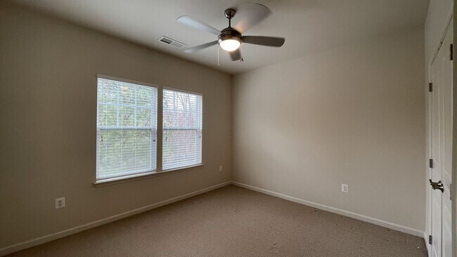 Building Photo - 5-Bedroom Colonial in Lake Ridge